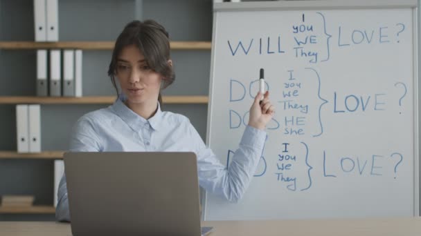 Privélessen vreemde talen. Jonge professionele dame tutor video chatten met student via laptop — Stockvideo