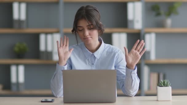 Slut på arbetsveckan. Ung glad dam kontor arbetare dans på arbetsplatsen, stänga laptop och njuta av framtida semester — Stockvideo