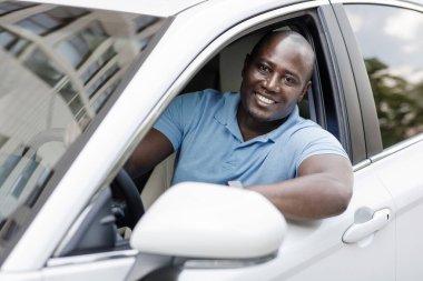 Yakışıklı Afro-Amerikan adam, araba kullanıyor, dışarıdan vurulmuş.