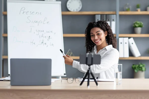 Educación, clases en línea a distancia, videochat y aprendizaje en casa —  Fotos de Stock