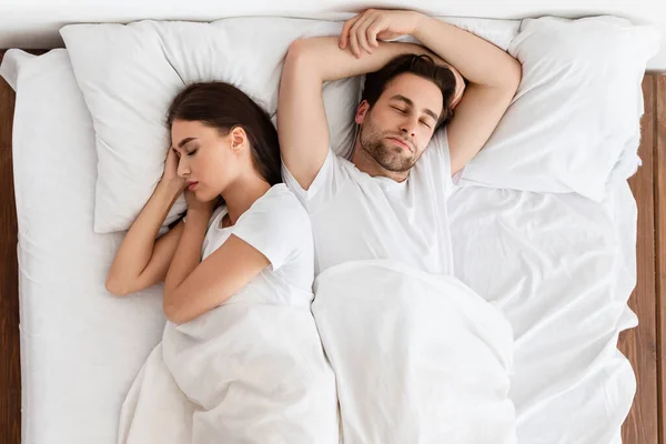 Über Ansicht Von Ehegatten Schlafen Zusammen Liegen In Schlafzimmer — Stockfoto