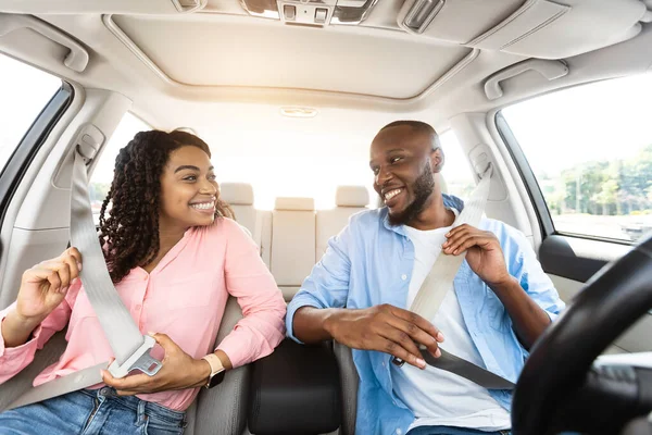 Gelukkig Afrikaans Amerikaans paar zetten op veiligheidsgordels — Stockfoto