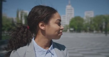 Hayatın mutluluğu. Afro-Amerikan iş kadınının portresi gülümsüyor, hayatından ve kariyerinden zevk alıyor.