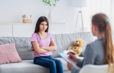 Mutsuz Hintli genç kız psikologla psikoterapi kliniğinde seans yapıyor.