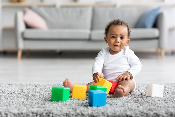 Juegos de Desarrollo Para Bebés. Lindo niño bebé afroamericano jugando con bloques de construcción —  Fotos de Stock