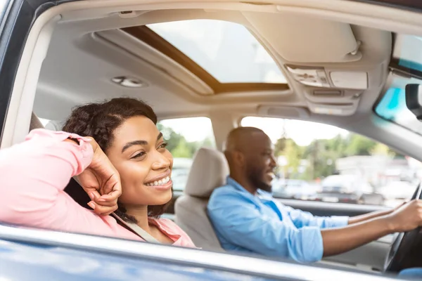 Glad svart par njuter av att köra på lyxbil — Stockfoto