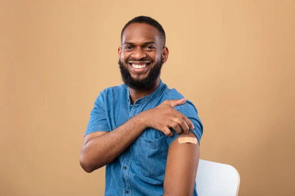 코로나 바이러스 백신 접종 후 보조군 과 함께 어깨를 맞대고 행복 한 예방 접종을 받은 흑인 — 스톡 사진
