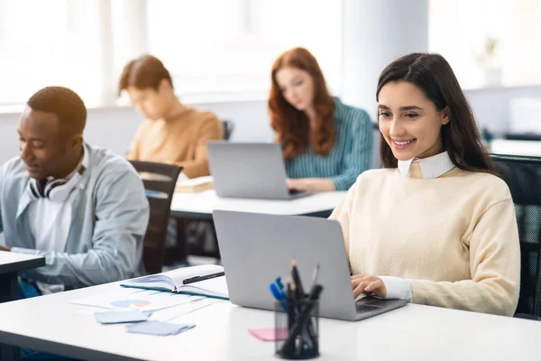 Grupp av internationella personer som använder bärbara datorer i klassrummet — Stockfoto