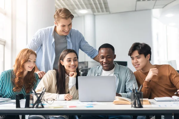 Groep internationale mensen die laptop gebruiken in de klas — Stockfoto