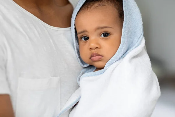 Retrato de criança infantil preto bonito envolto em azul com capuz toalha de banho — Fotografia de Stock