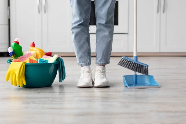 Неузнаваемые мужчина или женщина в повседневной уборке квартиры — стоковое фото