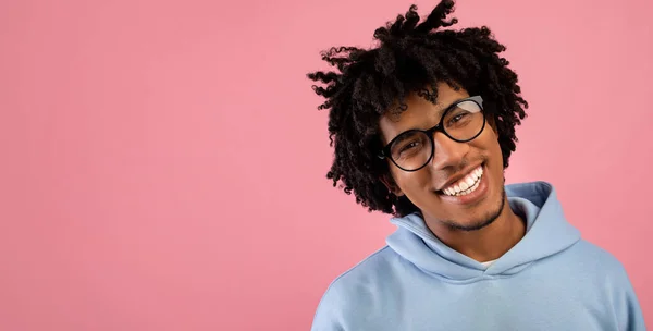 Retrato de adolescente negro guapo en ropa casual sonriendo y mirando a la cámara sobre fondo rosa, espacio libre — Foto de Stock