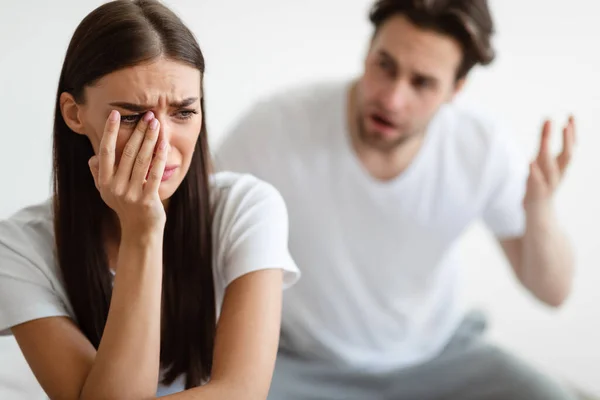 Marido agressivo gritando em infeliz chorando esposa em casa — Fotografia de Stock