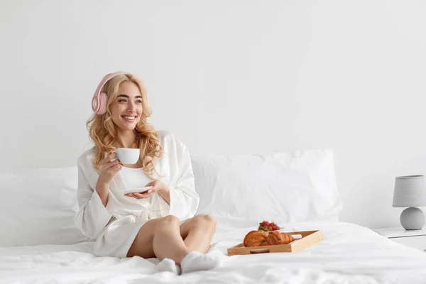 Söt kvinnlig modell i rosa pyjamas njuter av morgonen — Stockfoto