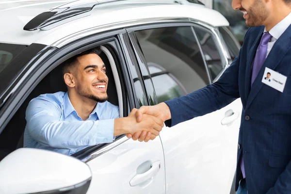 Feliz homem do Oriente Médio sentado no carro agitando mão gerente de vendas — Fotografia de Stock