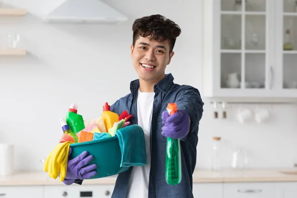 Bello asiatico ragazzo mostrando la sua pulizia strumenti — Foto Stock
