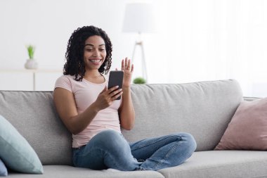 Çevrimiçi sohbet, boş vakitlerde evde yakınlaşma, yeni normal ve sosyal uzaklık, covid-19 salgını