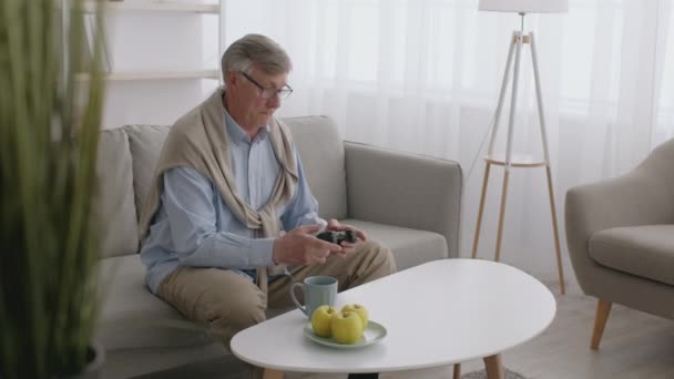 Onsuccesvolle online match. Senior man cyber gamer verliezen van video game en het gevoel ontevreden en geïrriteerd, verliezen spel — Stockvideo