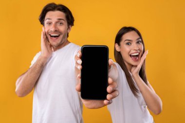 Model için boş akıllı telefon ekranı gösteren çift