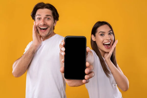 Paar toont lege smartphone scherm voor mockup — Stockfoto