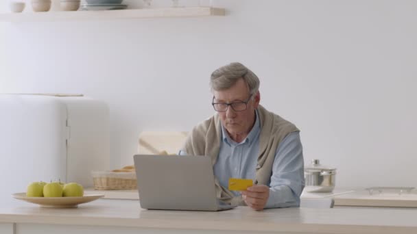 Online odměna. Senior muž zadává číslo kreditní karty pro získání zisku, potvrzení dat a oslavu vítězství — Stock video