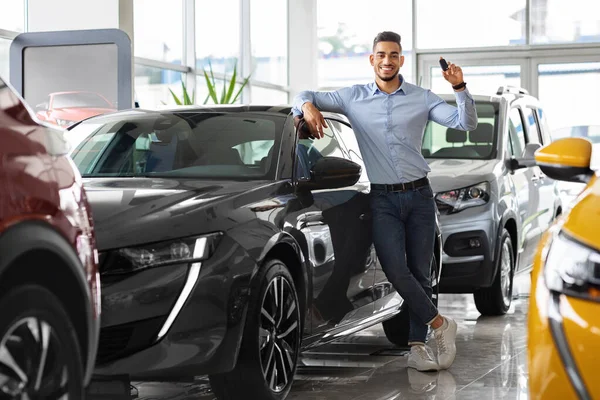 Elegante árabe homem segurando chave de automóvel e sorrindo — Fotografia de Stock