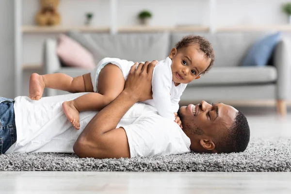 Felicidad de paternidad. alegre joven negro papá disfrutando de tiempo con bebé bebé —  Fotos de Stock