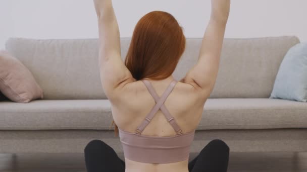 Lady Flexing Arms Spieren Oefenen met duimbellen Thuis, Achteraanzicht — Stockvideo