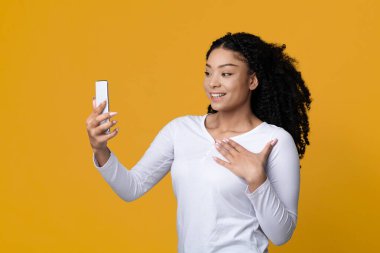 Mobil Teklif. Neşeli Siyah Kadın Heyecanla Akıllı Telefon Ekranına Bakıyor