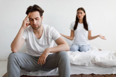 Karı koca yatak odasında tartışıyor, Seçici Odaklanma