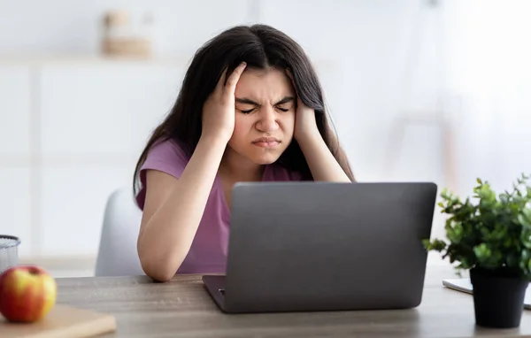 Exausto indiana adolescente menina sofrendo de dor de cabeça, tendo enxaqueca, excesso de trabalho, tendo muito dever de casa online — Fotografia de Stock