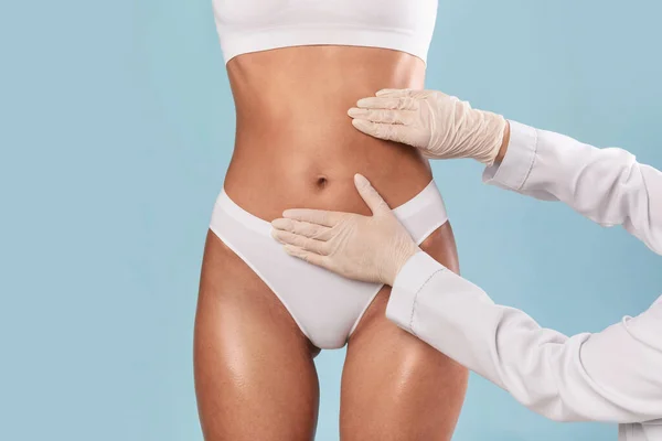 Femme obtenir une consultation à la clinique de chirurgie plastique — Photo