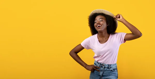Zomer vibes. Gelukkig Afrikaans amerikaanse vrouw in casual kleding en stro hoed, yelow achtergrond, panorama met vrije ruimte — Stockfoto