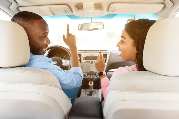 Feliz pareja negra disfrutando de la música conduciendo bonito coche —  Fotos de Stock