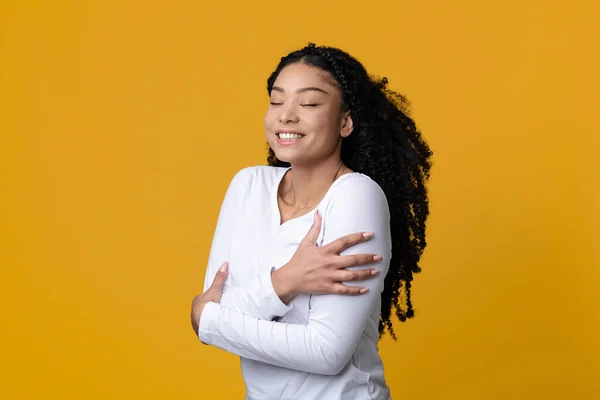 Ame-se conceito. Feliz jovem afro-americano senhora abraçando-se — Fotografia de Stock
