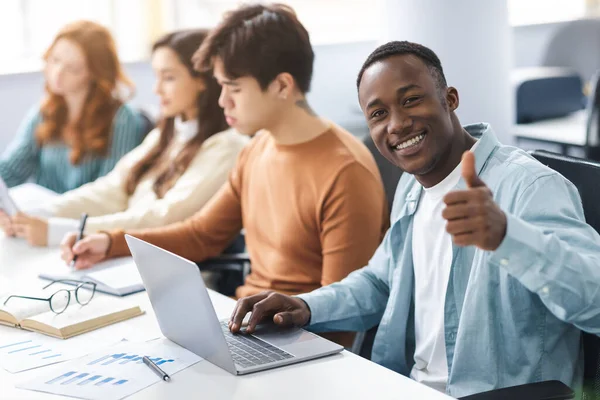 Grupp av internationella personer som använder bärbara datorer i samarbete — Stockfoto