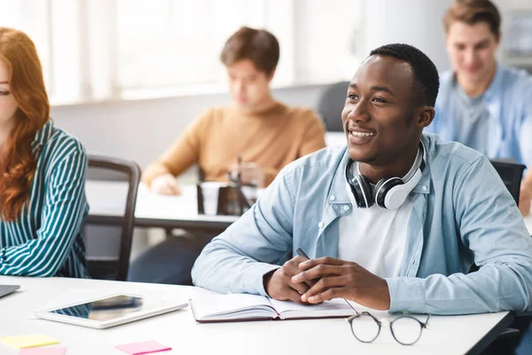 Porträtt av svart kille student lyssnar på lärare i klassrummet — Stockfoto