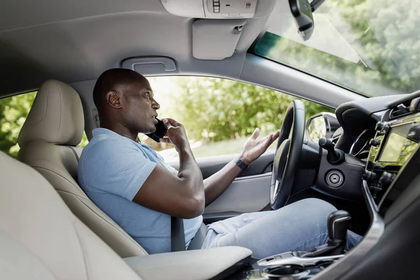 운전중에 전화 통화를 하는 감정적 흑인 남자 — 스톡 사진