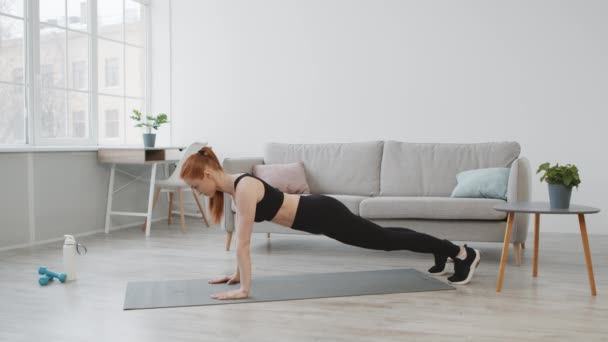 Fitness Lady debout dans la planche d'entraînement à la maison, vue latérale — Video