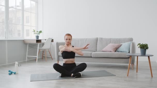 Ajustement femme étirement bras échauffement avant l'entraînement à la maison — Video