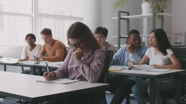 Šikana na vysoké. Upsert dáma nerd sedí stranou od ostatních studentů, sprosté skupiny smáli se jí ve třídě — Stock video