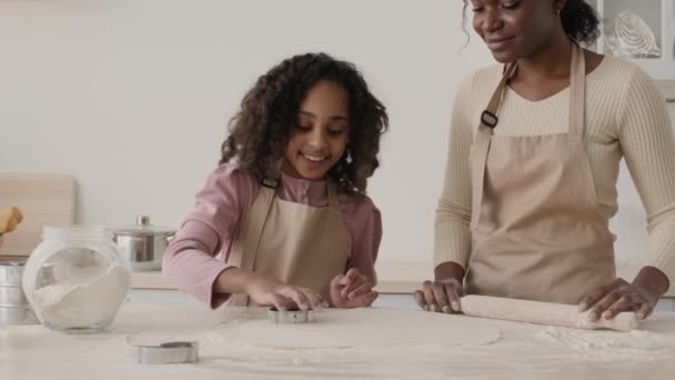 Afrikanisch-amerikanische Mutter und Tochter bereiten süße Plätzchen für den Urlaub zu, verbringen gemütliche Zeit zusammen in der Küche — Stockvideo