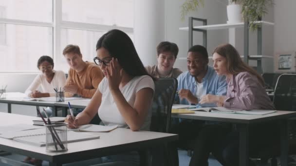 Perturbado ásia adolescente nerd sofrendo de bullying, companheiros rindo e jogando papéis bolas dela — Vídeo de Stock