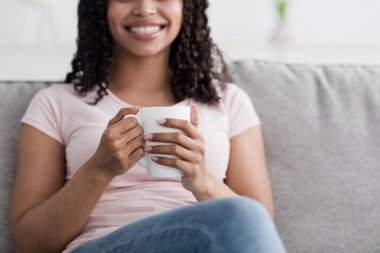 Sıcak kahve, sabah ritüelinin keyfini çıkar, gevşemiş ruh hali, boş zamanlarında evde düşünen kadın.