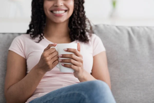 Warme koffie, genieten van ochtend ritueel, ontspannen stemming, vrouw denken thuis in vrije tijd — Stockfoto