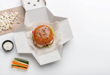 Lezzetli bir öğle yemeği, teslimat servisi ve fast food servisi, restorandan bir dizi yemek.