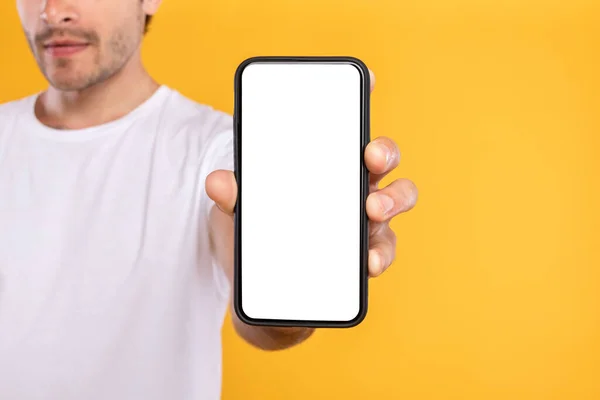 Man toont witte lege smartphone scherm dicht bij de camera — Stockfoto