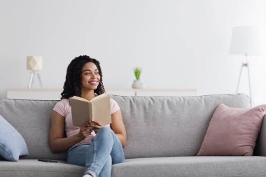 Kadın edebiyattan ve boş zamanlardan hoşlanır, hobi, evde günlükle baş başa.