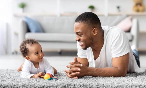 Padre Baby Connection. homem negro feliz ligação com criança infantil em casa — Fotografia de Stock