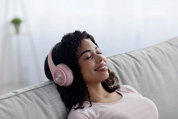 Ascolta musica preferita e rilassati a casa da solo, tempo libero soddisfatto e audio di buona qualità — Foto Stock